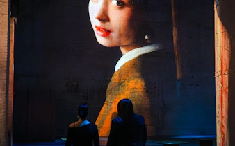 Dutch Masters Exhibition at Fabrique des Lumières featuring projected artwork.