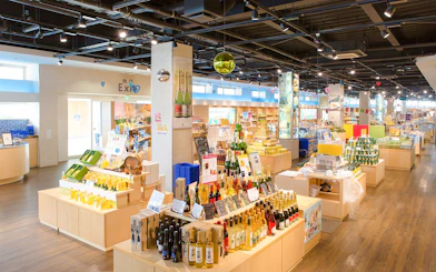 Gift shop at Hakone Kowakien Yunessun with local products and souvenirs on wooden shelves.