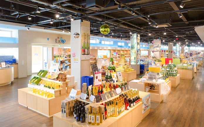 Gift shop at Hakone Kowakien Yunessun with local products and souvenirs on wooden shelves.