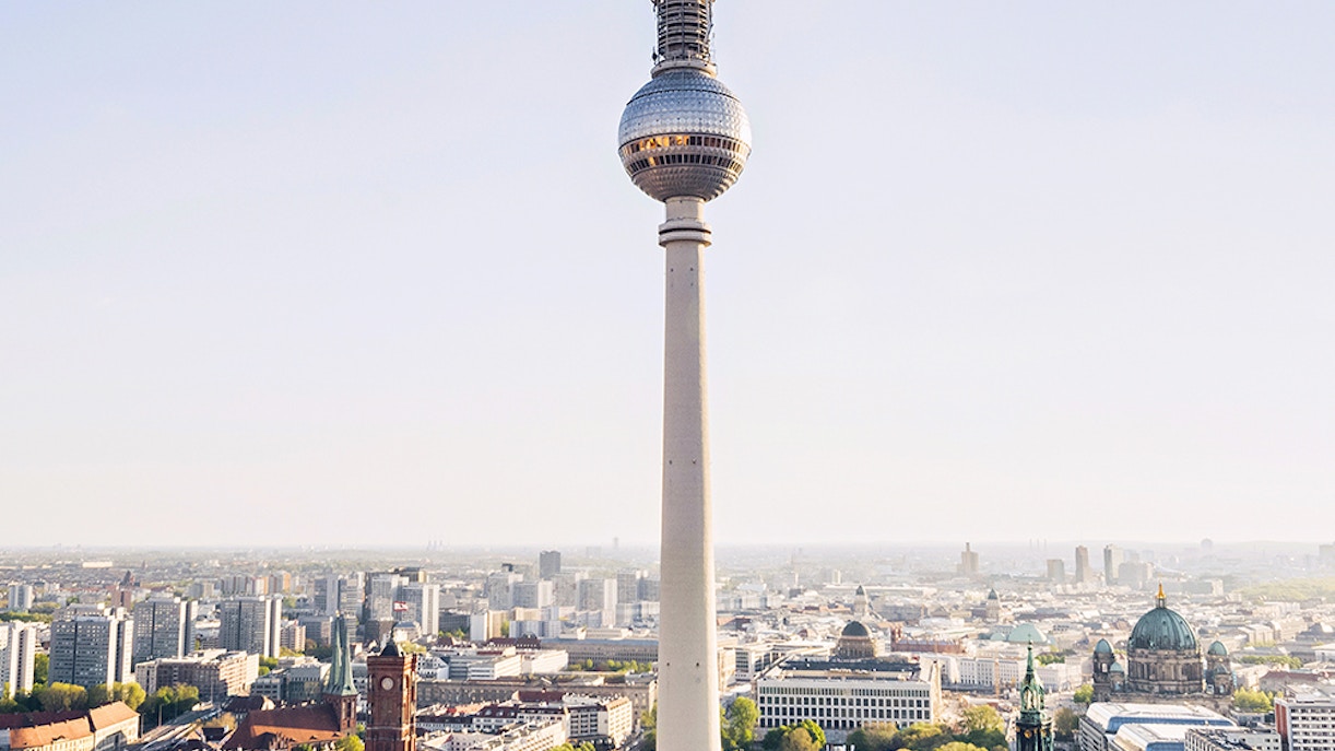 Berliner Fernsehturm und Kugel bei Tag