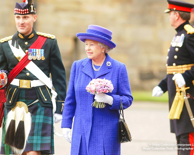 Palace of Holyroodhouse Entry Tickets & Private Guided Tour of Queen Elizabeth II Private Apartments