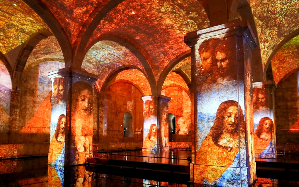 Visitors at Immersivus Gallery Lisbon viewing Michelangelo and Da Vinci light show.