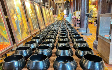 Wat Chedi Luang Small-Group Guided Tour with Buddhist Monk Chat