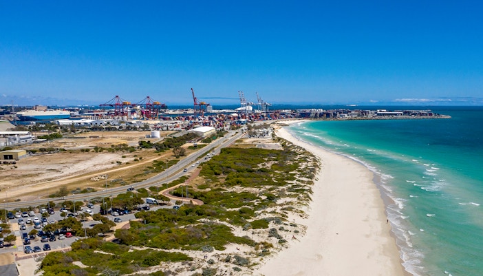 Port de Fremantle avec ses bâtiments historiques et ses bateaux à quai, Australie occidentale.
