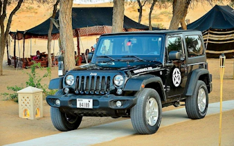 buggy veya dörtlü araç yolculukları, barbekü akşam yemeği ve canlı gösteriler dahil jeep wrangler ile kendi kendine sürüşlü özel çöl safarisi-5
