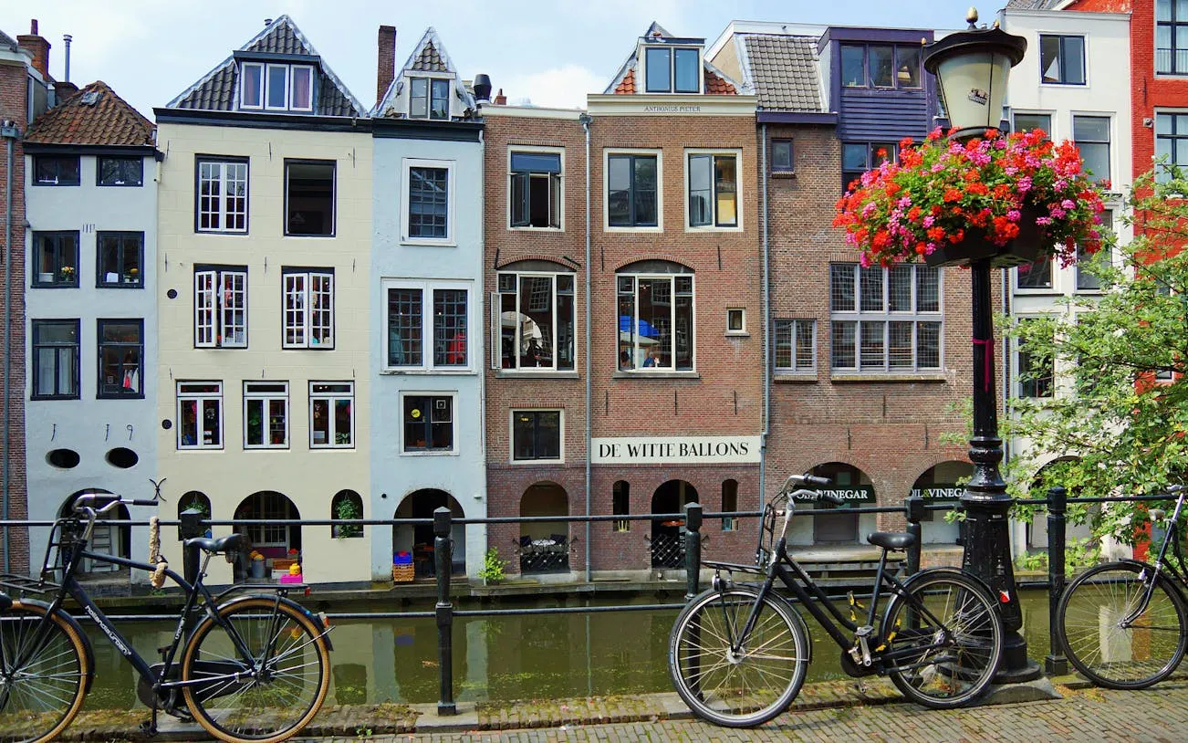 Canal-side buildings and bicycles in Utrecht during a private walking tour.