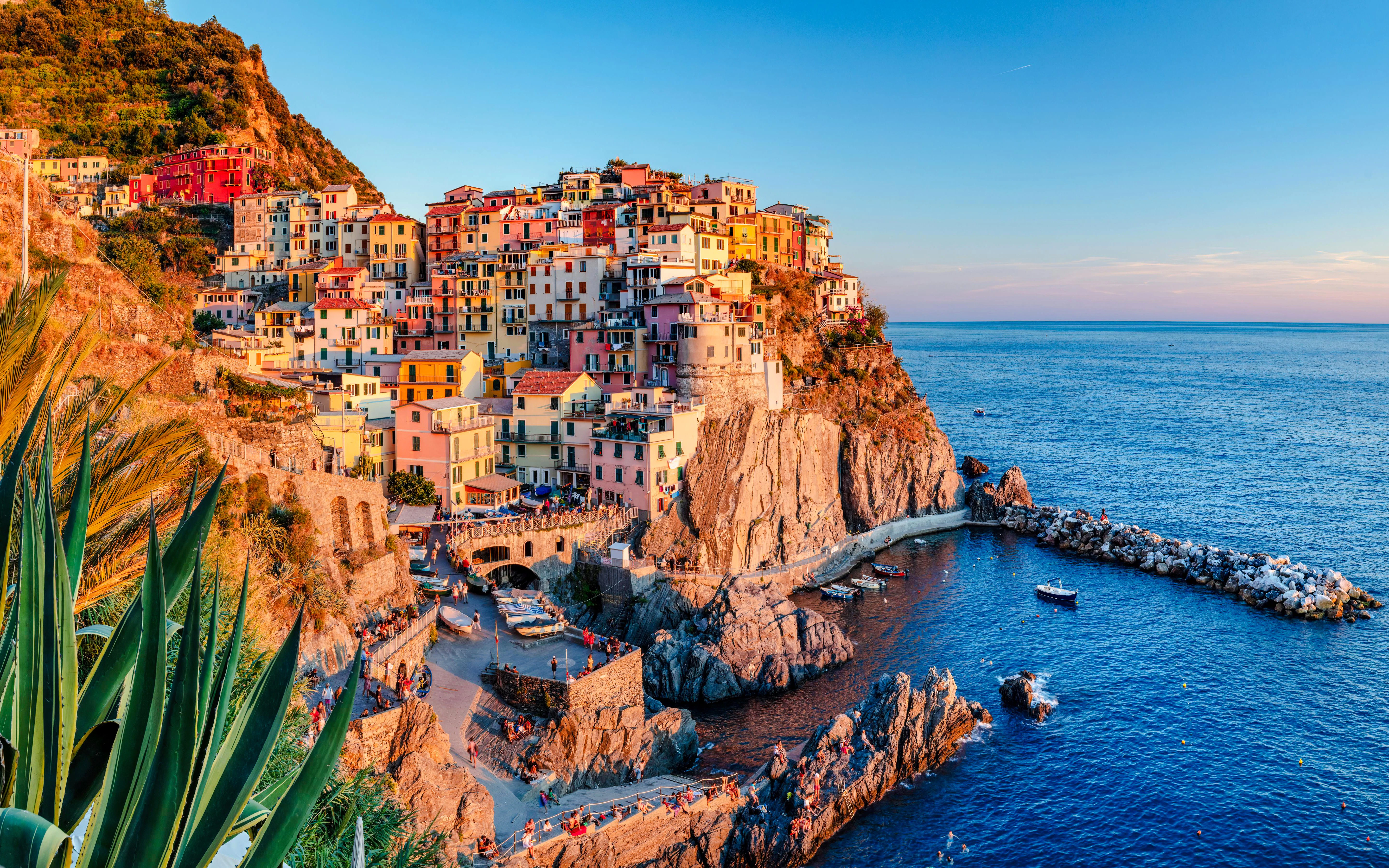 Colorful cliffside village of Manarola in Cinque Terre overlooking the sea.
