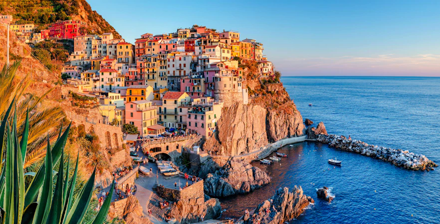 Colorful cliffside village of Manarola in Cinque Terre overlooking the sea.