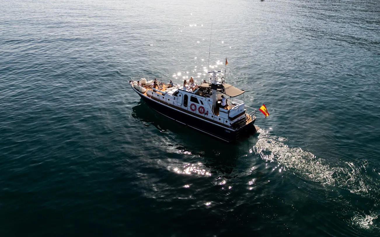 Sunset cruise on Salacia in Benalmádena with guests enjoying the Mediterranean Sea.