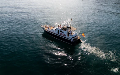 Sunset cruise on Salacia in Benalmádena with guests enjoying the Mediterranean Sea.