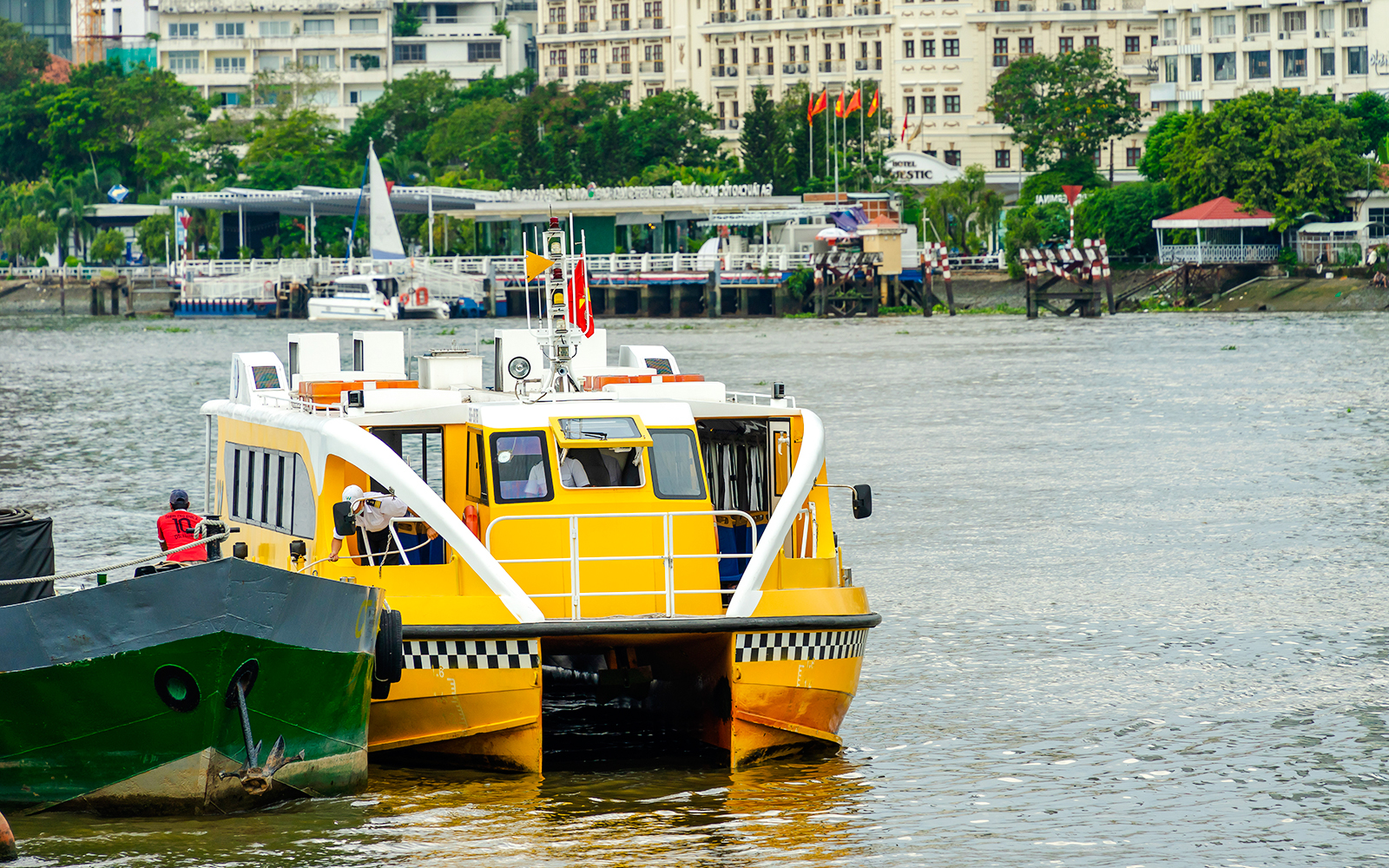 Tran Hung Dao Heykeli / Saygon Otobüsü