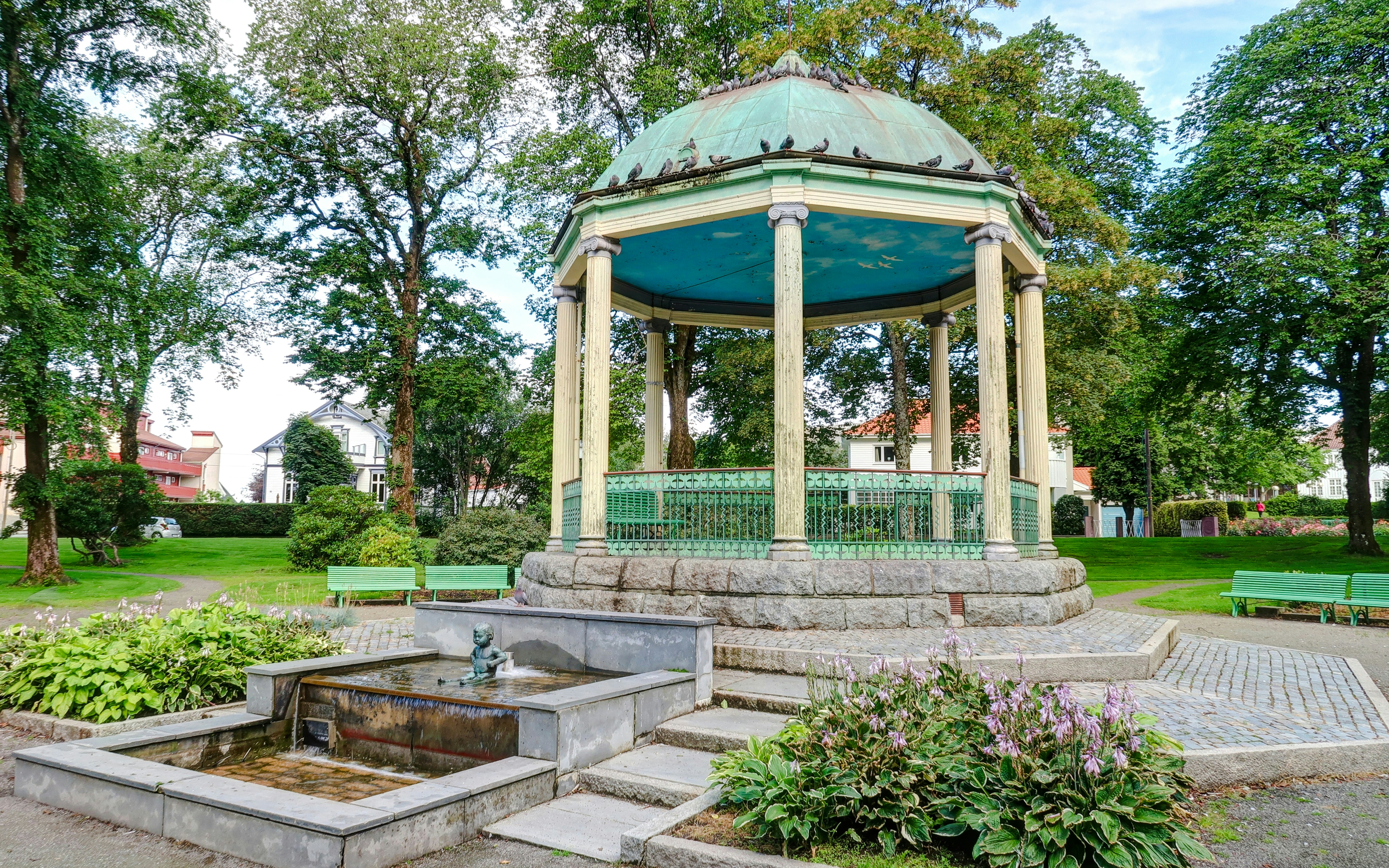 Gazebo and fountain in Byparken, Haugesund surrounded by trees and benches.