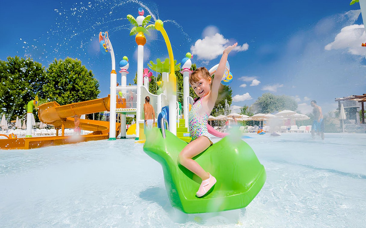 Child enjoying water slide at Parque Warner Beach.