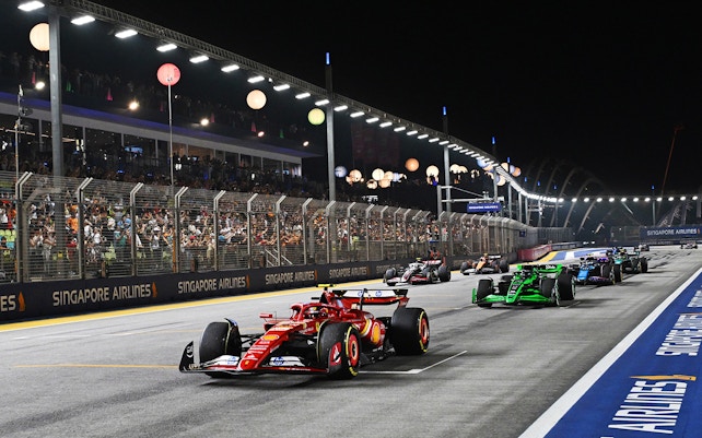 F1 cars lining up on the Pit, Formula 1 Singapore