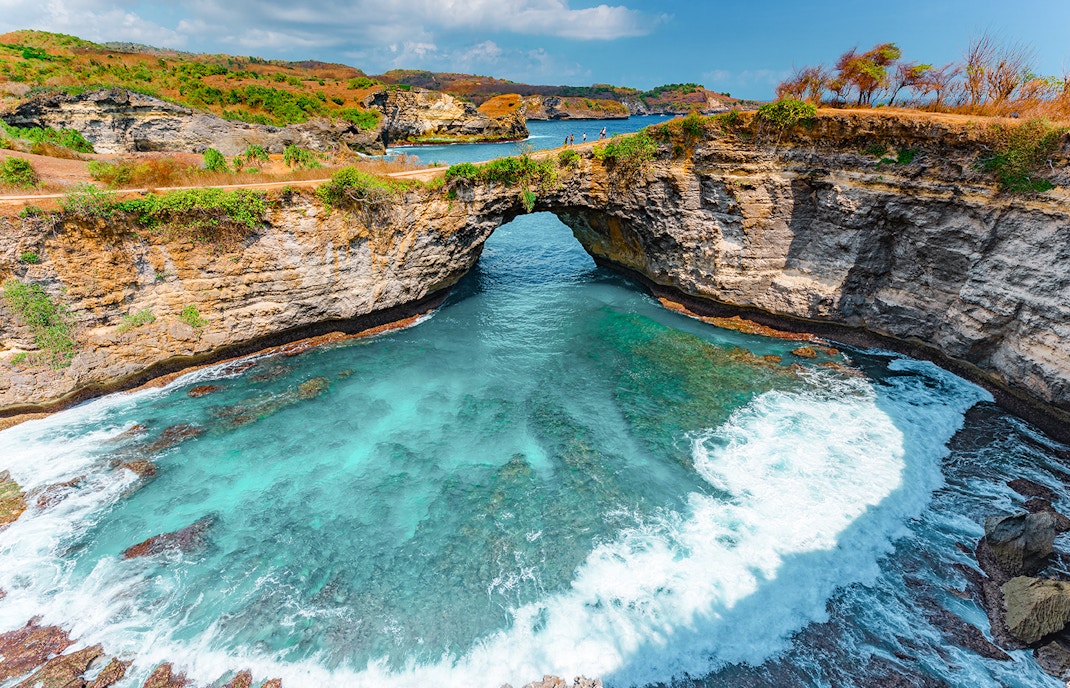 Broken Beach natural rock arch with turquoise waters in Nusa Penida, Indonesia.