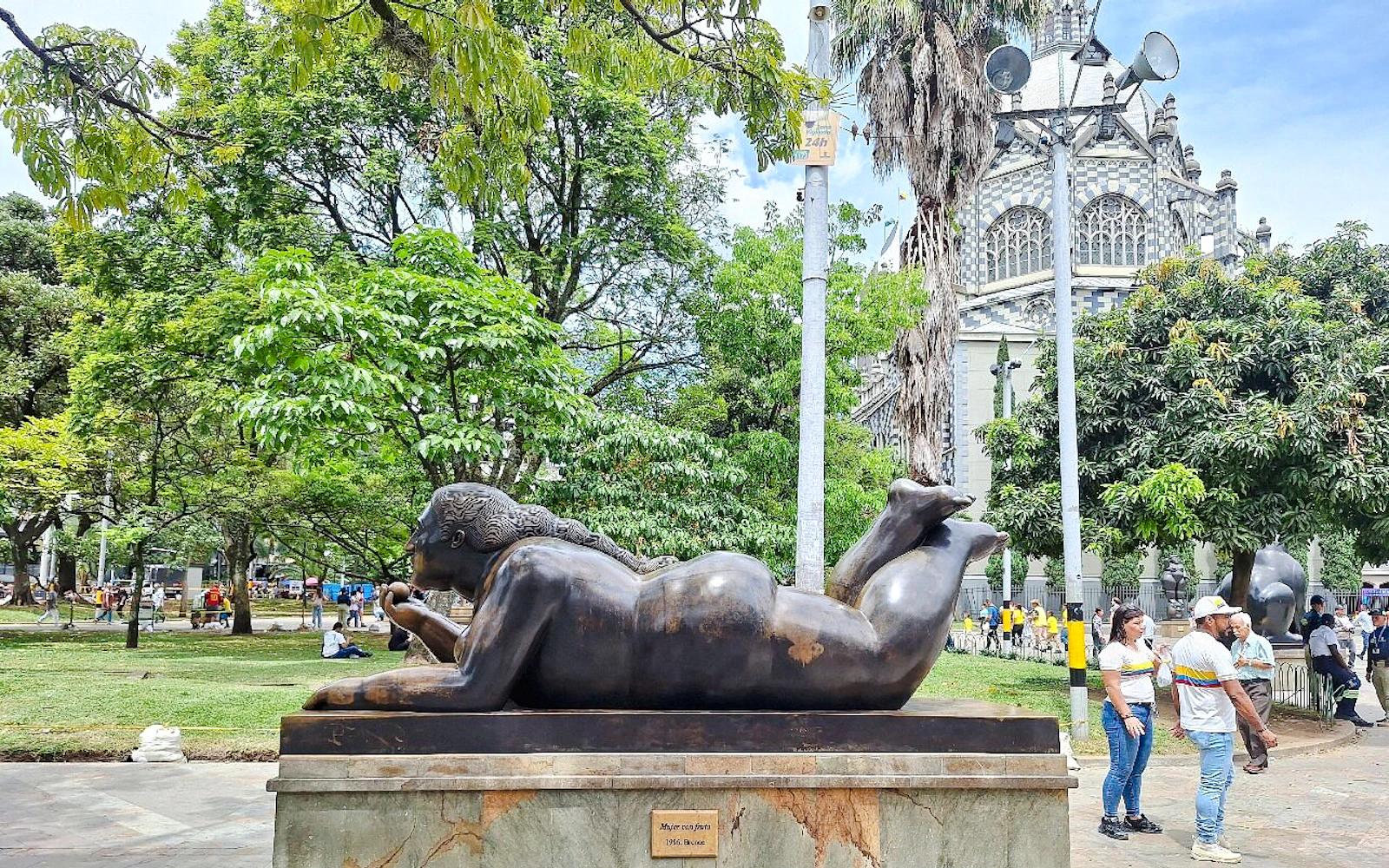 Medellín City Tour with Metrocable, Comuna 13 Escalators and Plaza Botero (Product 53783)
