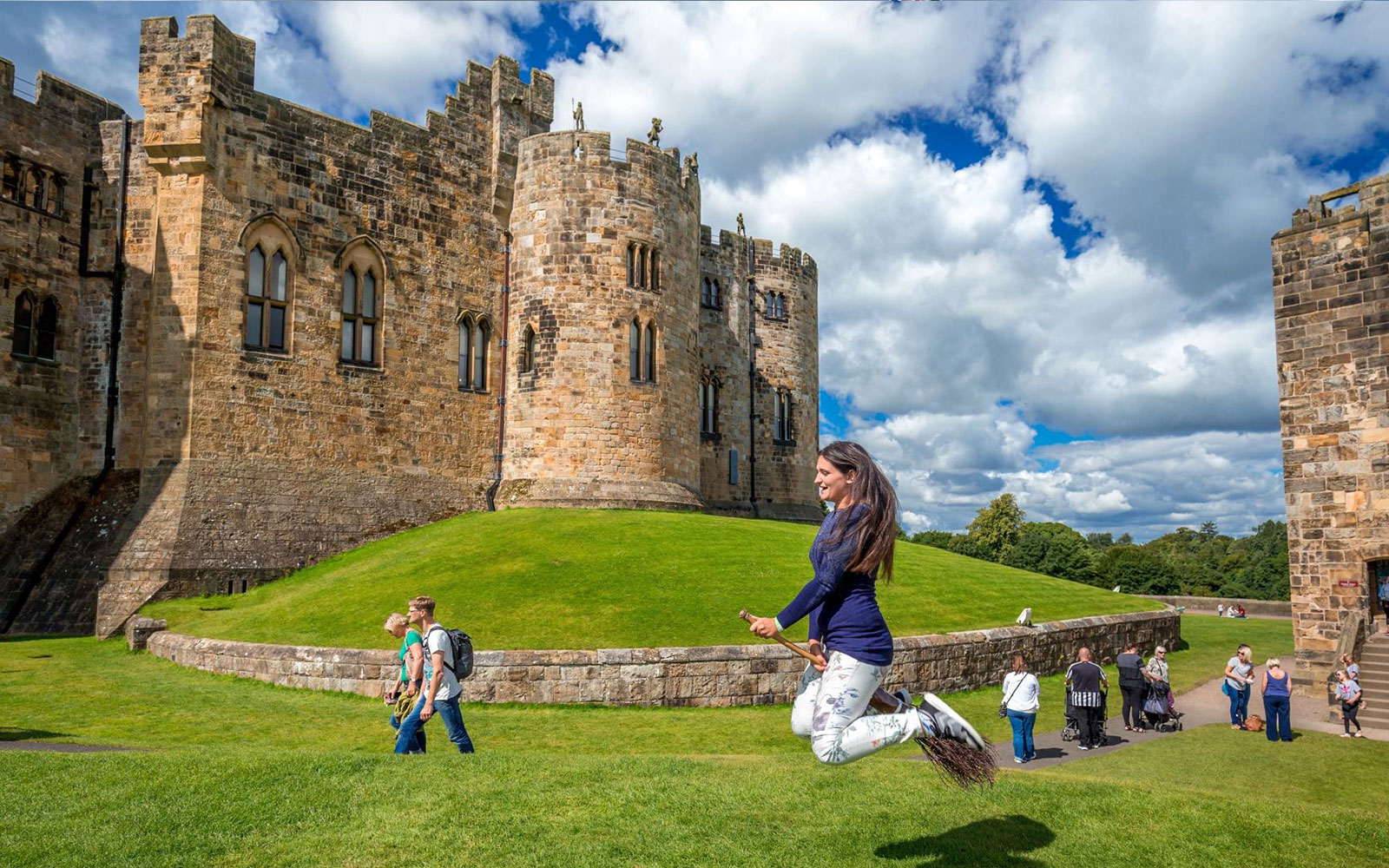 Guided Day Tour to Hogwarts Alnwick Castle & Northumbria from Edinburgh