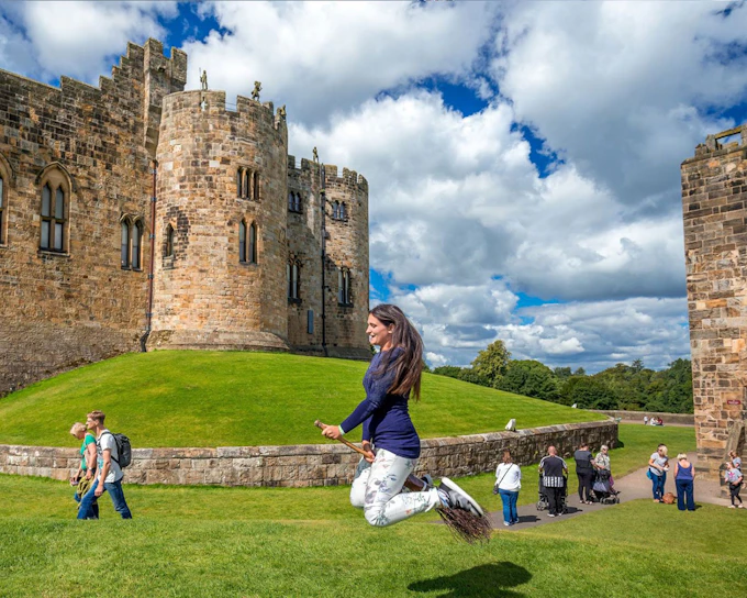 From Edinburgh: ‘Hogwarts’ Alnwick Castle & Northumbria Day Trip