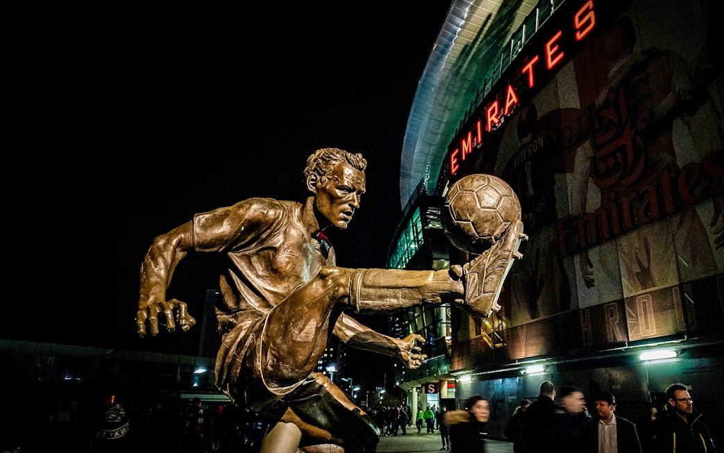 Statue of Dennis Bergkamp performing a kick at Emirates Stadium.