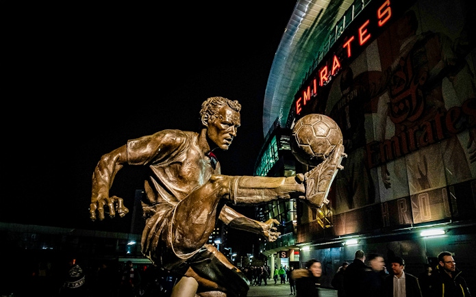Statue of Dennis Bergkamp performing a kick at Emirates Stadium.