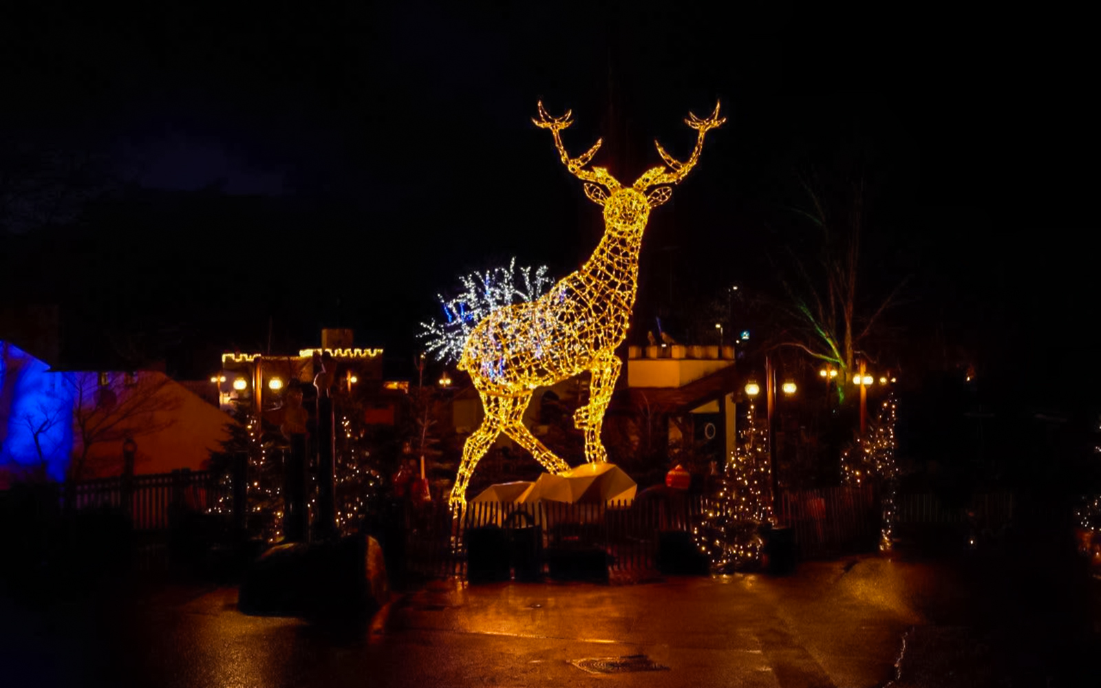 Illuminated reindeer sculpture at LEGOLAND® Billund during Christmas.
