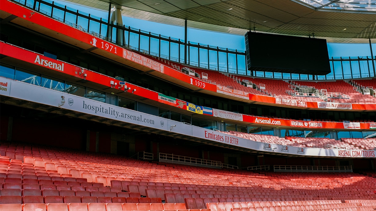 https://cdn-imgix.headout.com/media/images/4a1e7b10af027b3142b23893c9ae0776-Emirates%20Stadium%20london_0000s_0003_huy-phan-JvqrXTKvslY-unsplash.jpg