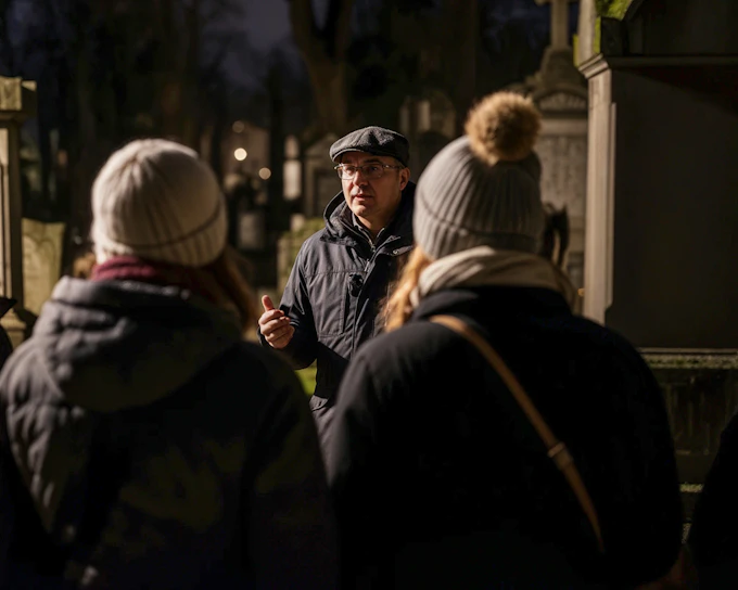 New Orleans: Cemetery Bus Tour at Dark