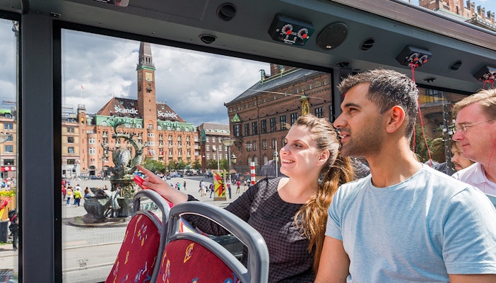 Couple on Hop on Hop off bus in Milan