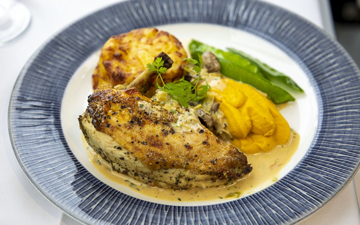 Grilled chicken with sauce, mashed carrots, and vegetables on the London Dinner Cruise.