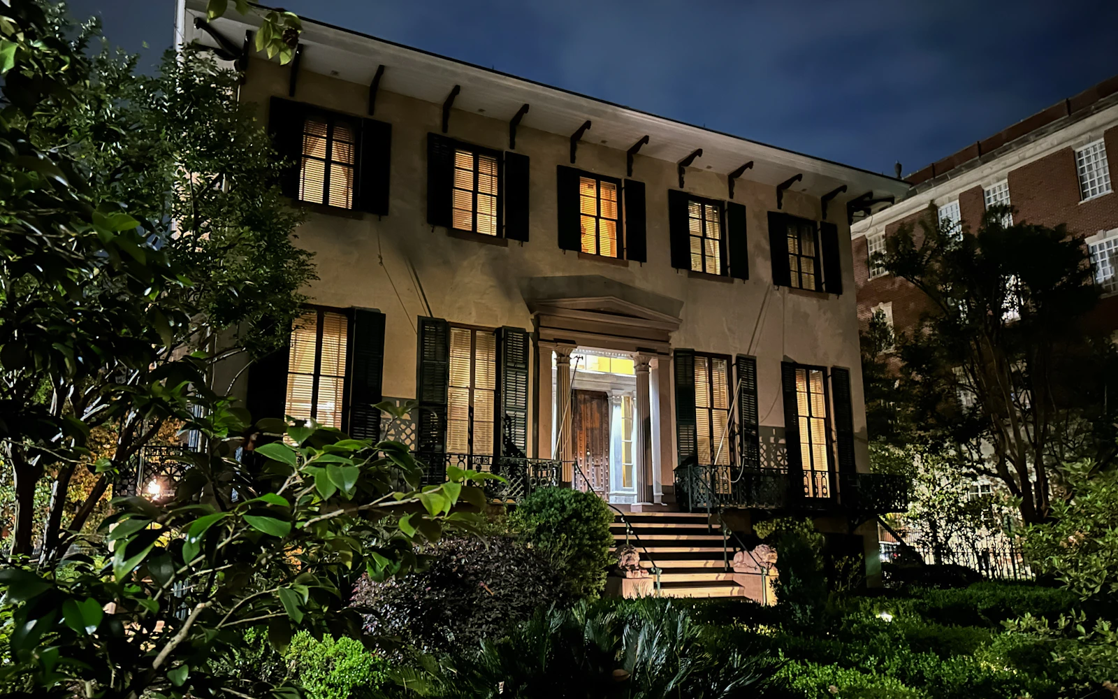 Savannah Historic District Small-Group Ghost Walking Tour Image 2