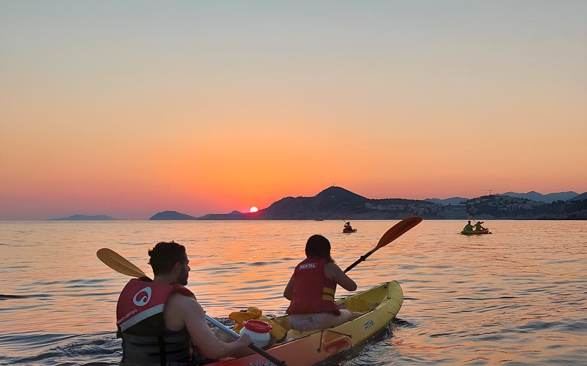 tour de 3 horas en kayak al atardecer por las murallas del casco antiguo, la playa de la cueva de betina y la isla de lokrum-5 tour de 3 horas en kayak al atardecer por las murallas del casco antiguo, la playa de la cueva de betina y la isla de lokrum-5