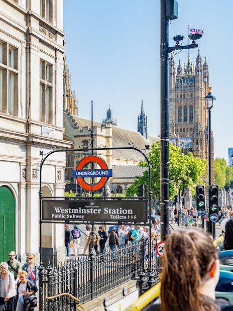 Kids on a Tootbus tour passing Westminster Station and Big Ben in London.