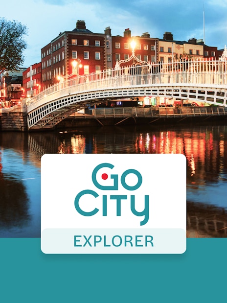 Ha'penny Bridge over River Liffey at dusk, Dublin, Ireland.