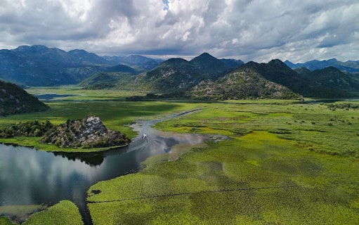 à partir de virpazar : visite guidée en bateau du lac de skadar et du monastère de kom, boissons comprises-2