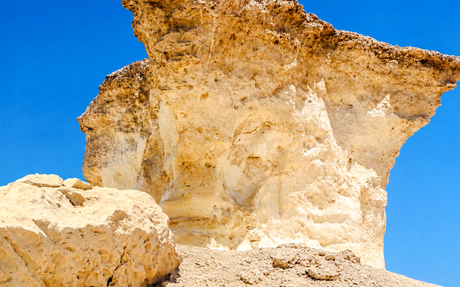 Doha Private West Qatar Tour: Zekreet, Richard Serra East-West/West-East and Mushroom Rocks