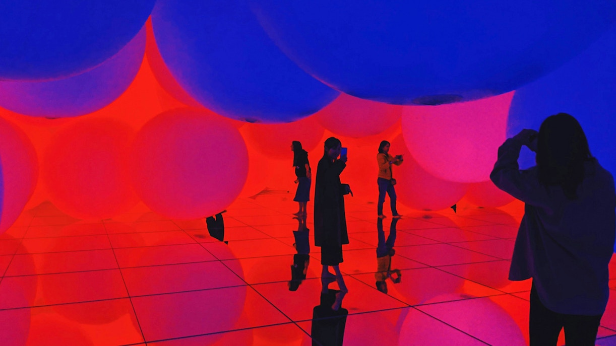 TeamLab Tokyo - orbs drop - Falling Universe