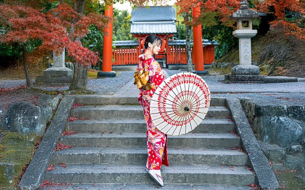 Woman in kimono holding parasol in Kyoto Arashiyama.