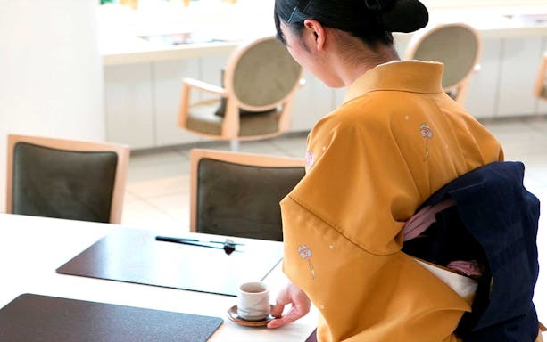 Server in kimono at Tokyo Nadaman Shinjuku Hinkan preparing omakase kaiseki.