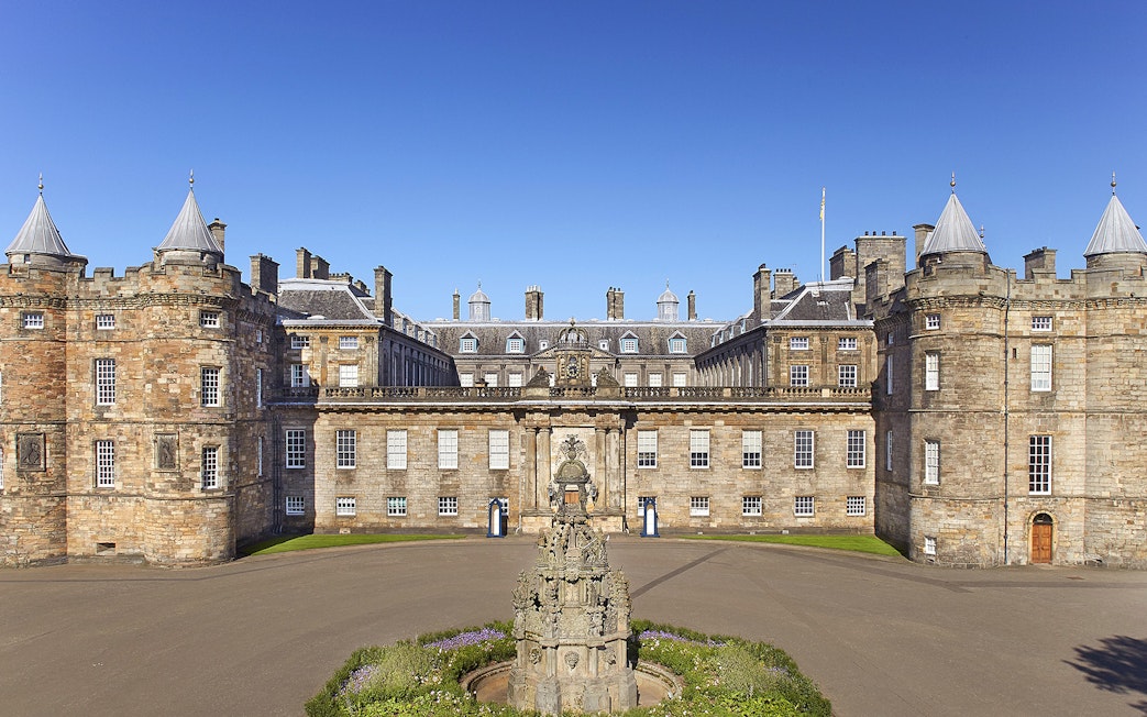 Palace of Holyroodhouse facade with central fountain, Edinburgh, Scotland.