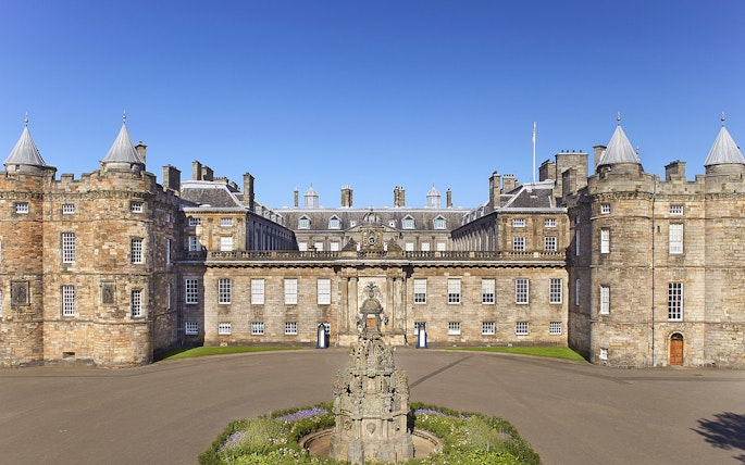 Palace of Holyroodhouse facade with central fountain, Edinburgh, Scotland.