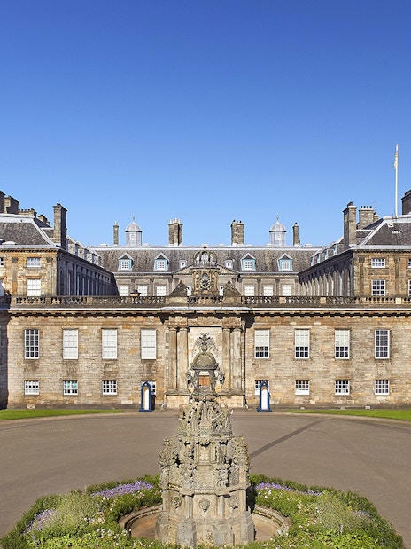 Palace of Holyroodhouse facade with central fountain, Edinburgh, Scotland.