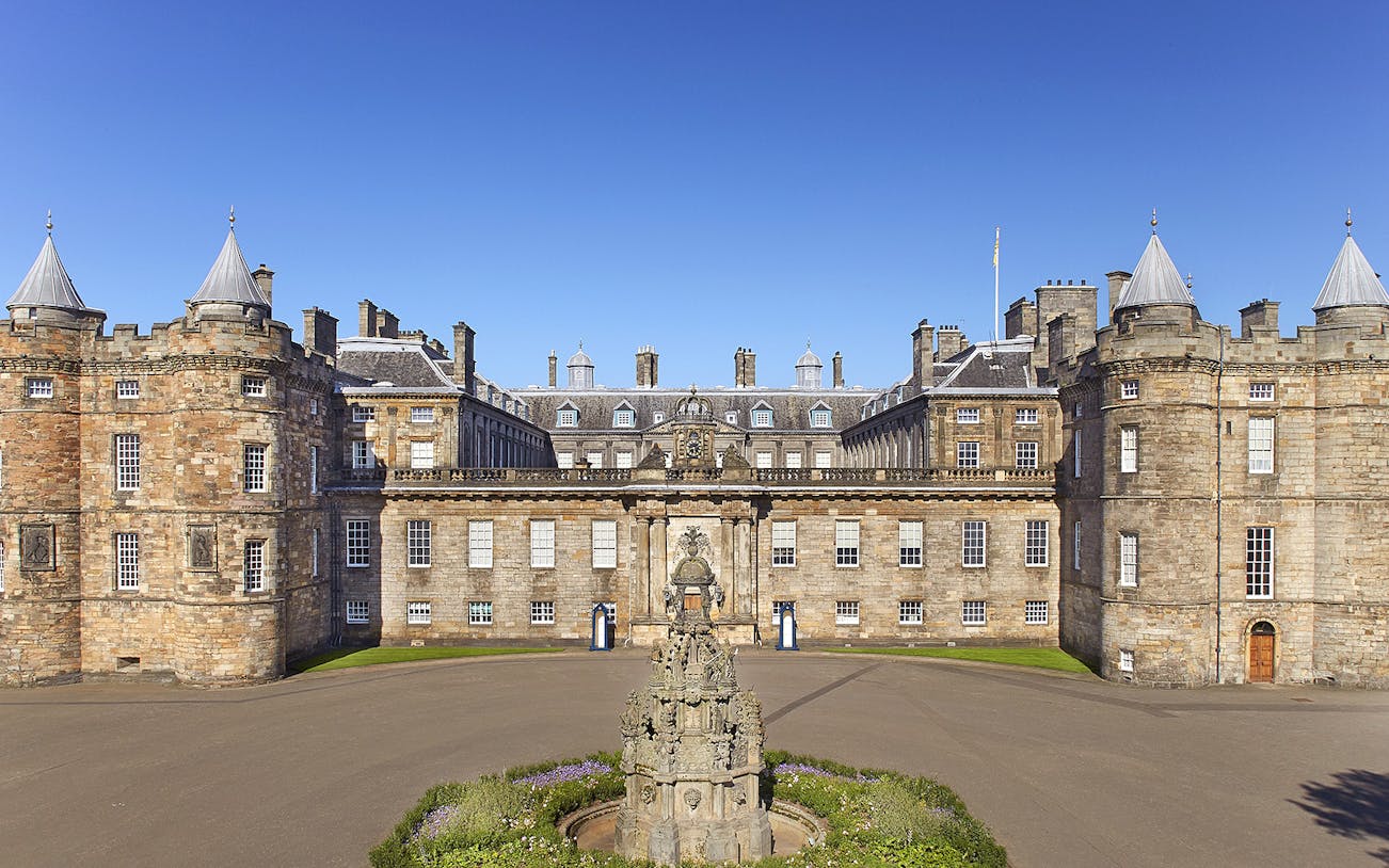 Palace of Holyroodhouse facade with central fountain, Edinburgh, Scotland.