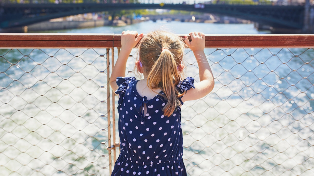 cruceros por el sena - niño pequeño