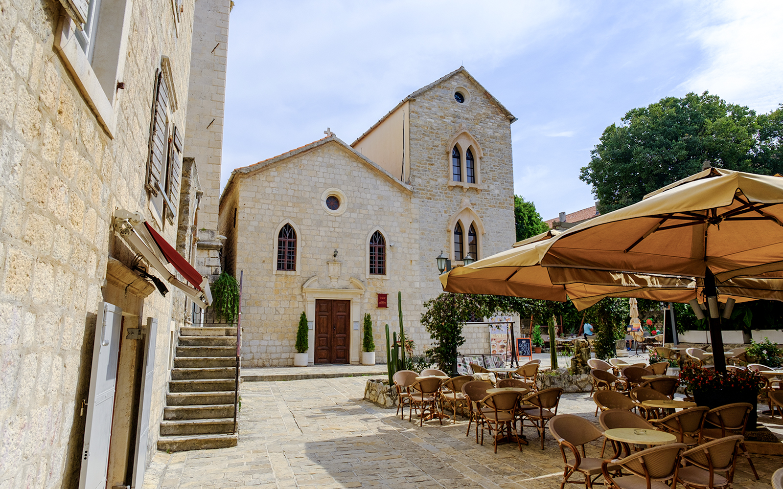 Square Between the Churches