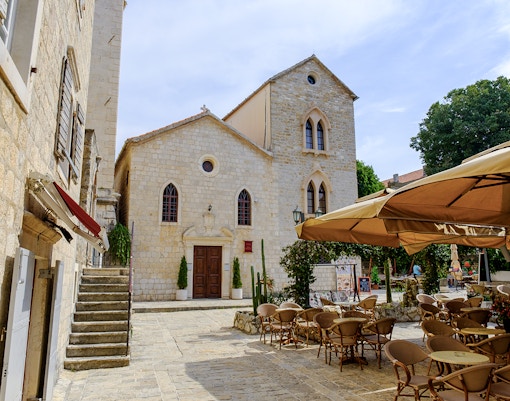 Square Between the Churches