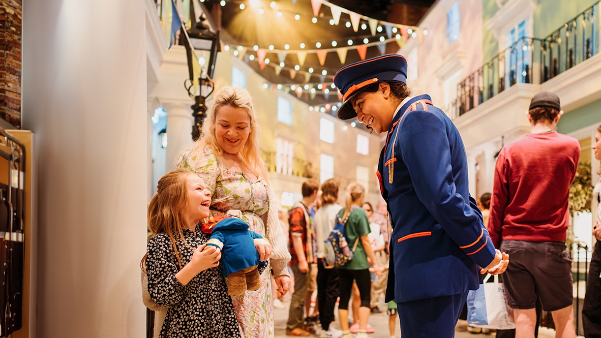https://cdn-imgix.headout.com/media/images/4bc7102024a897391ed471243a59b9be-29714-london-the-paddington-bear-experience-london-tickets-03.jpg