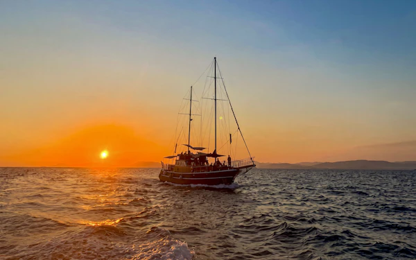 From Athens: Sunset Cruise along Athens Riviera with Wine & Snacks