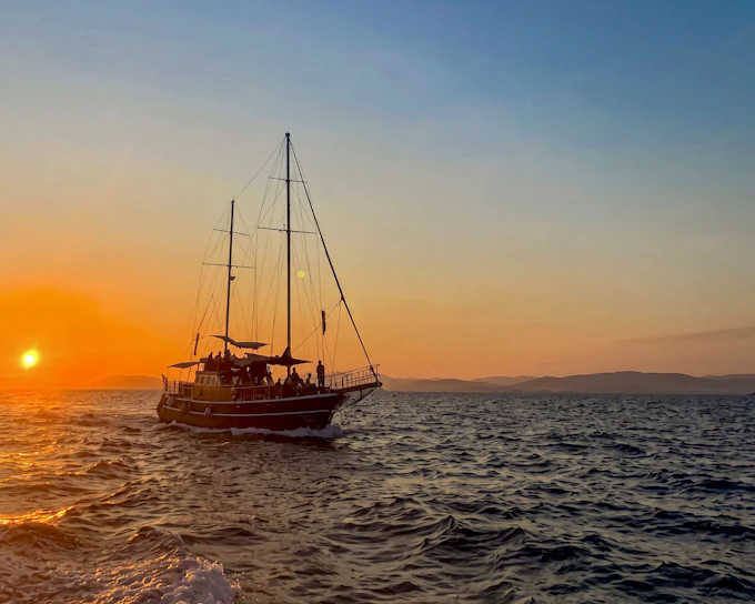 From Athens: Sunset Cruise along Athens Riviera with Wine & Snacks