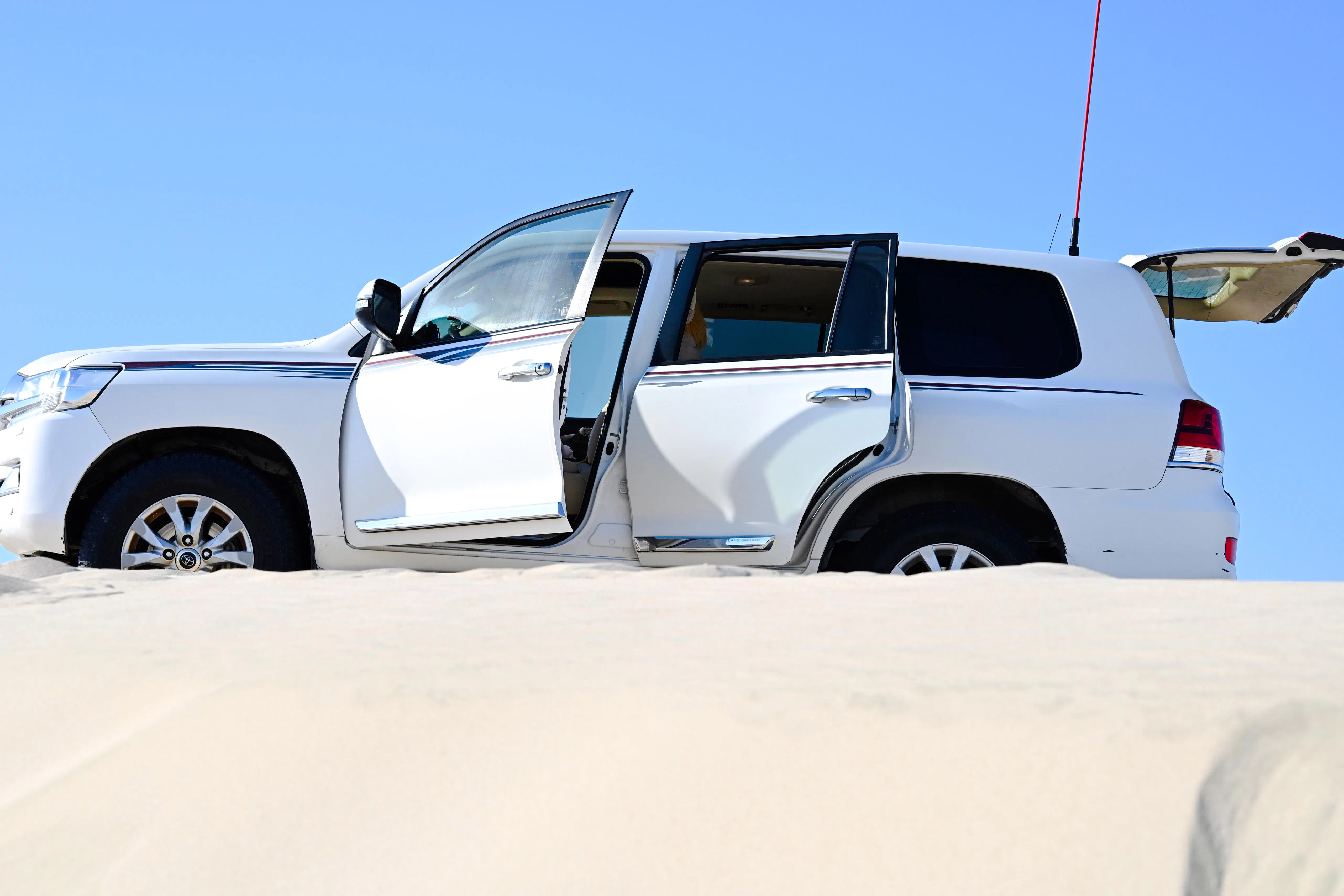 Doha Private Desert Safari to the Inland Sea by 4x4 with Camel Ride and Falconry (Product 56887)