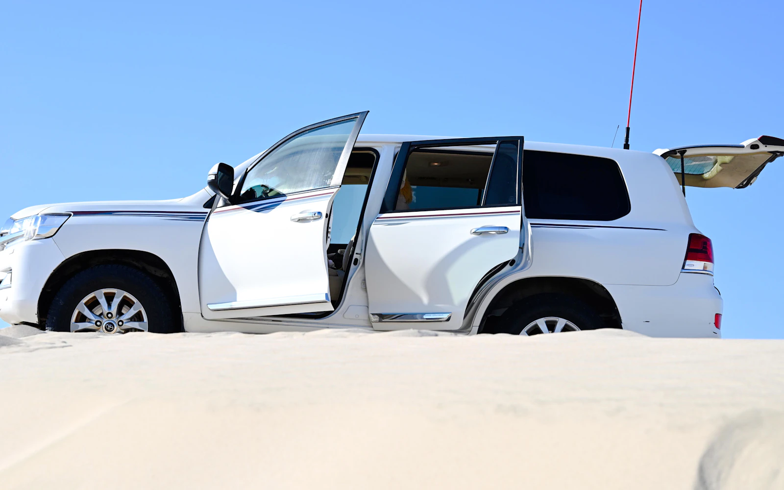 Doha Private Desert Safari to the Inland Sea by 4x4 with Camel Ride and Falconry (Product 56887)
